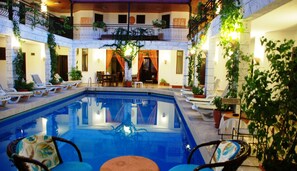 Piscine extérieure, chaises longues