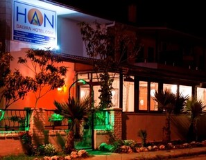 Façade de l’hébergement  – soirée/nuit