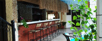 2 bares, 2 bares junto a la piscina