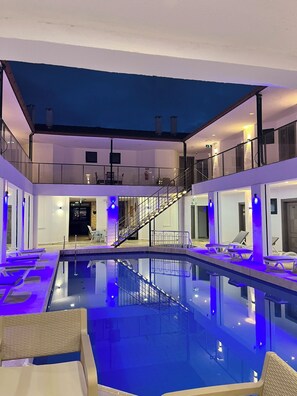 Outdoor pool, pool loungers