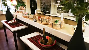 Café da manhã, almoço e jantar; local e internacional