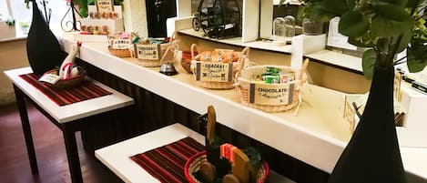 Se sirven desayunos, comidas, cenas y cocina local e internacional