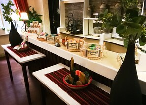 Frühstück, Mittagessen, Abendessen, lokale und internationale Küche 