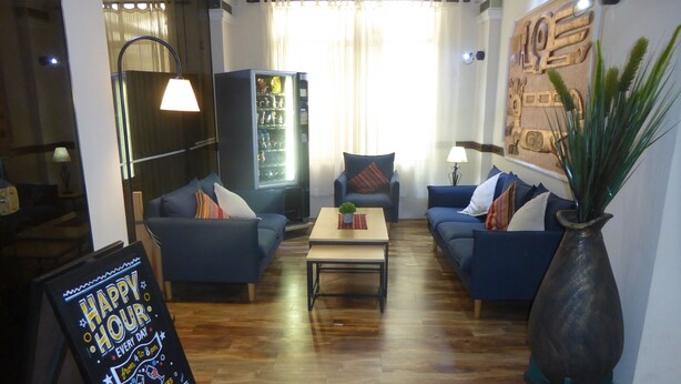 A modern living room with two sofas, a coffee table, and a large vase. - Hotel Sagarnaga (La Paz)