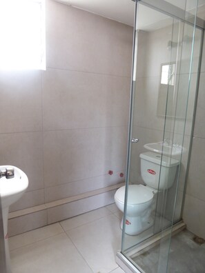 Habitación triple Deluxe, 3 camas individuales | Baño | Ducha, secador de pelo y toallas