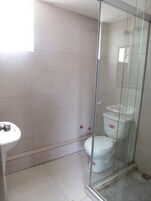 Ducha, secador de pelo, toallas