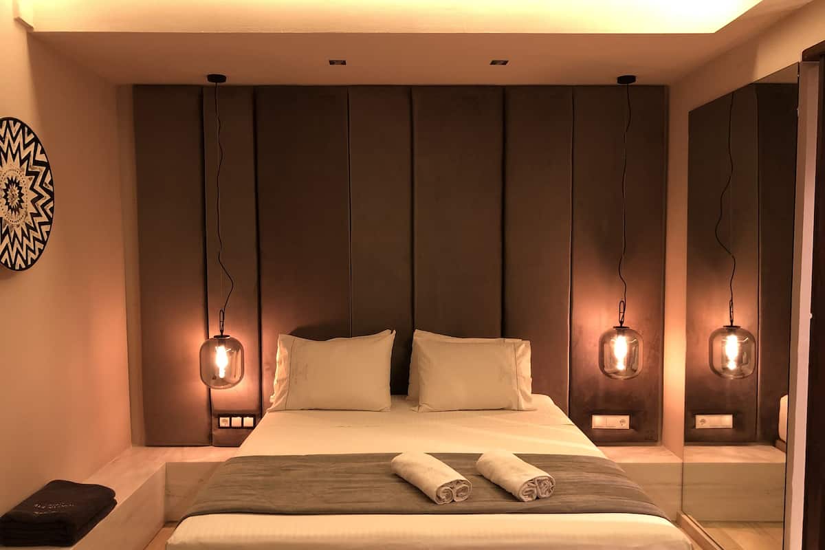 Premier Studio Suite, 1 Bedroom, Hot Tub, Partial Sea View | 1 bedroom, premium bedding, in-room safe, desk