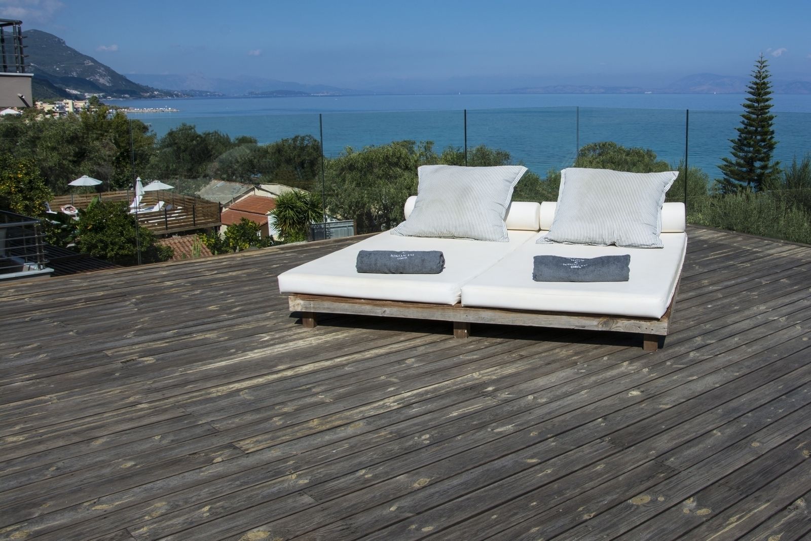 Una piscina al aire libre, sombrillas, sillones reclinables de piscina