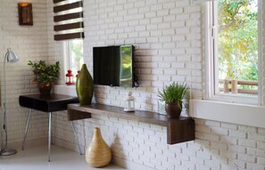 Minibar, caja de seguridad en la habitación y escritorio 