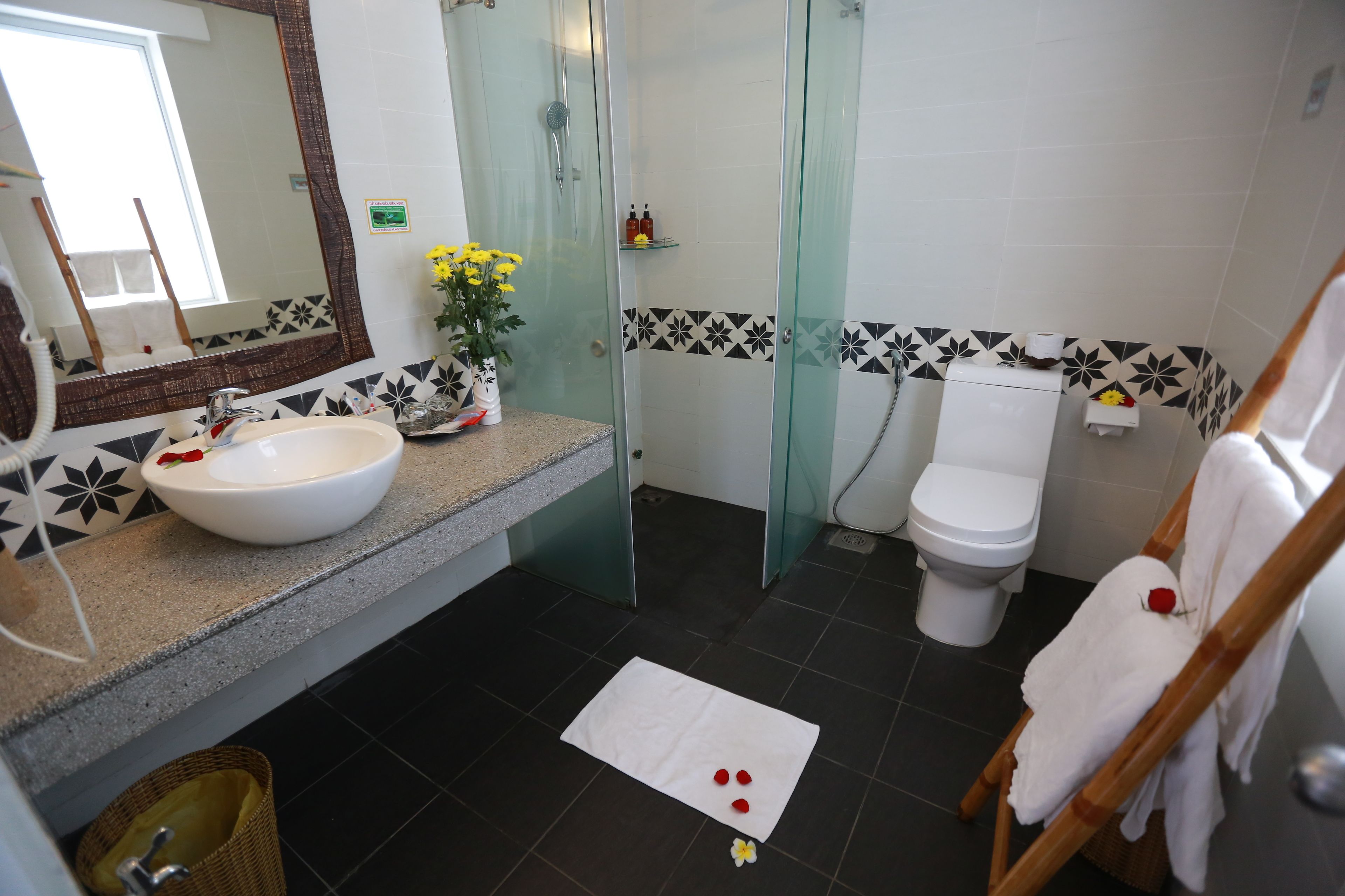 suite, balcony | bathroom | free toiletries, hair dryer, towels