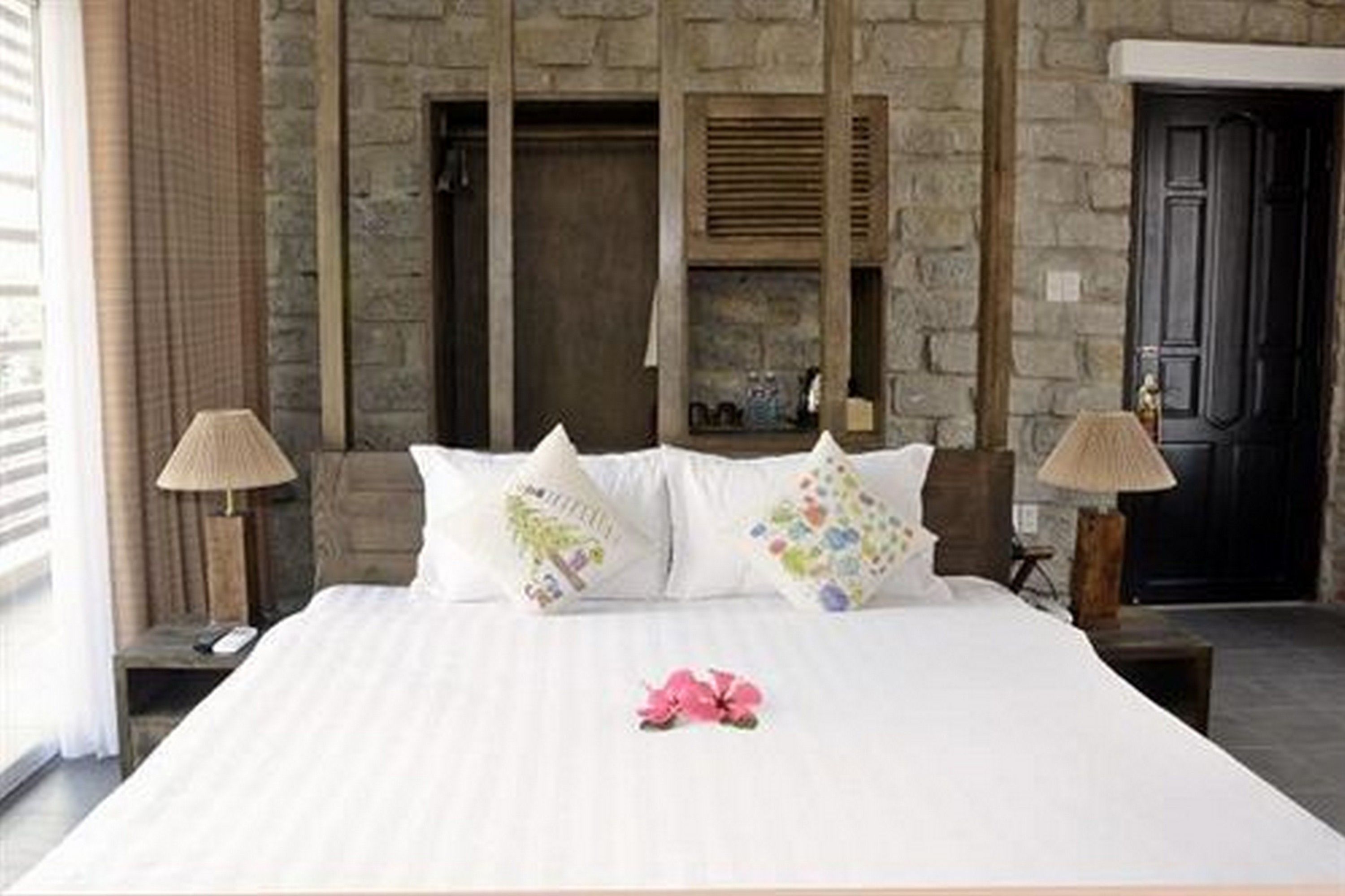 family room | minibar, in-room safe, desk, soundproofing