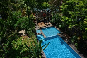 Una piscina al aire libre