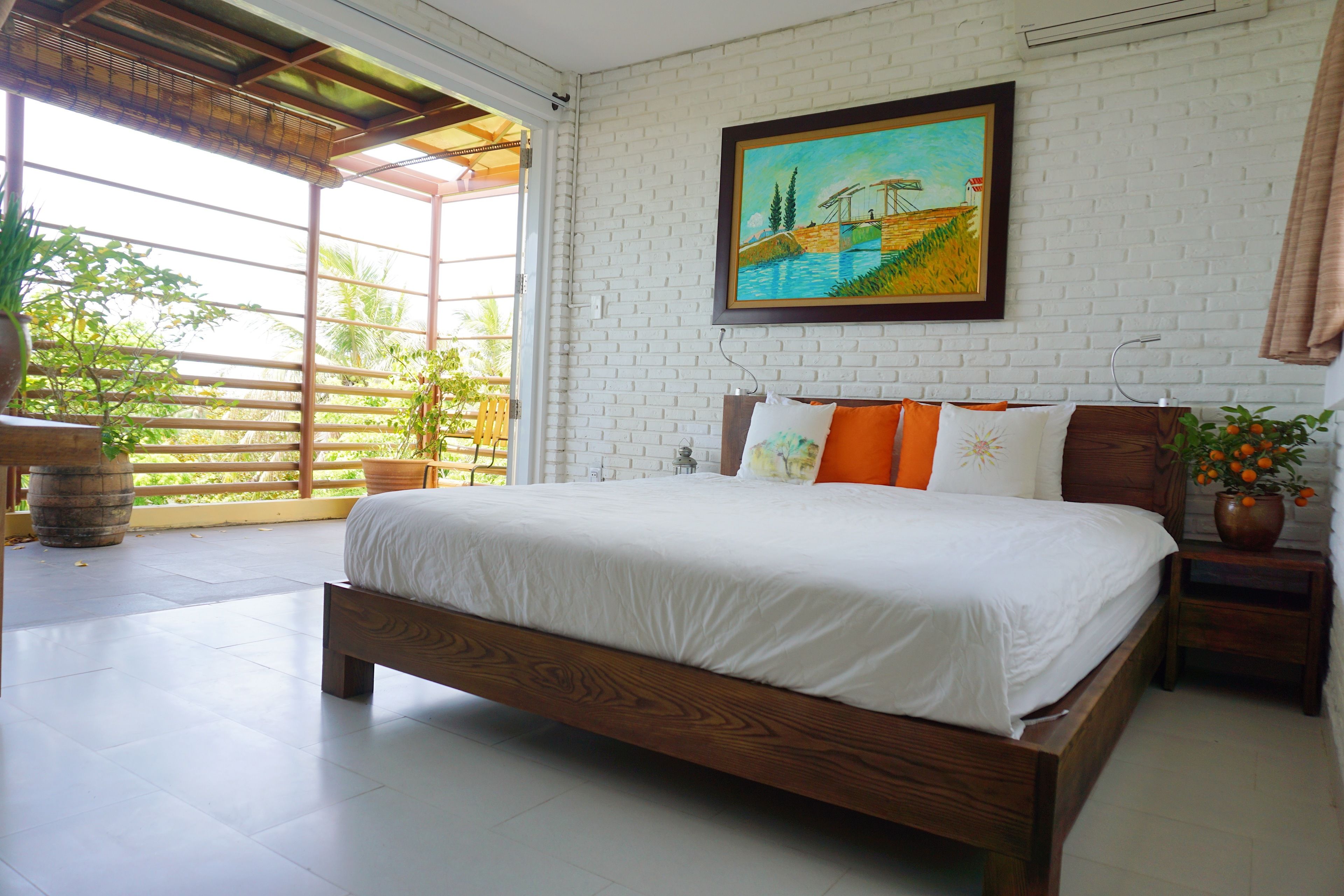 suite, balcony | minibar, in-room safe, desk, soundproofing