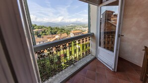 A balcony with a view of a town and mountains. - Albergo dell'Academia (Mondovi)