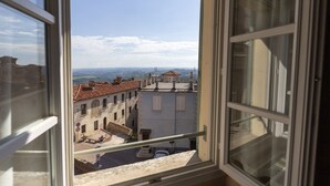 A view from a window overlooking a historic town with buildings and a clear sky. - Albergo dell'Academia (Mondovi)