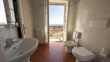 Kostenlose Toilettenartikel, Bidet, Handtücher