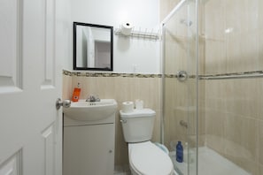 Quadruple Room, Private Bathroom | Bathroom