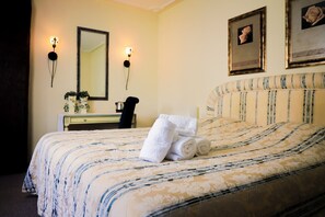 Habitación doble clásica, 1 habitación, vista al jardín, en edificio contiguo | Ropa de cama hipoalergénica y caja de seguridad en la habitación
