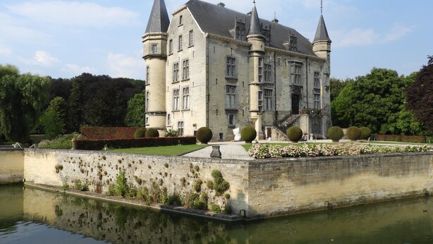 A large, historic building with multiple towers and a moat. - Kasteel Schaloen (Schin op Geul)