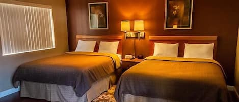 Deluxe kamer, 2 queensize bedden | Individueel gedecoreerd, individueel gemeubileerd, een bureau