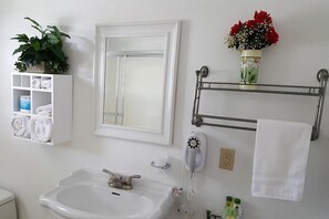 Combined shower/bathtub, hair dryer, towels - Maple Leaf Motel (Shady Cove)