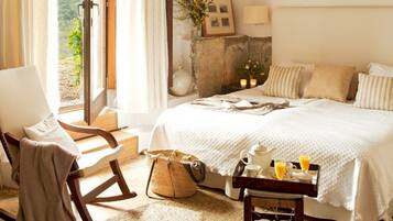 Superior tweepersoonskamer, terras | Luxe beddengoed, een minibar, verduisterende gordijnen