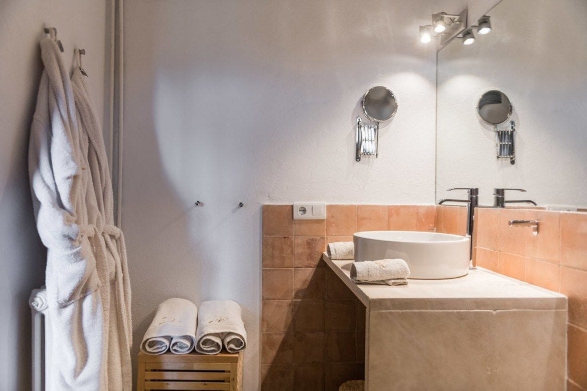 superior double room | bathroom | free toiletries, hair dryer, bathrobes, towels