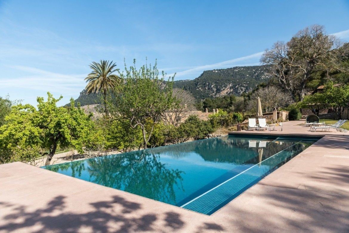 outdoor pool, pool loungers