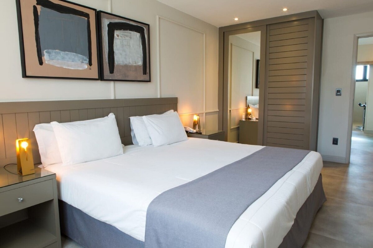 Minibar, värdeförvaringsskåp på rummet och skrivbord