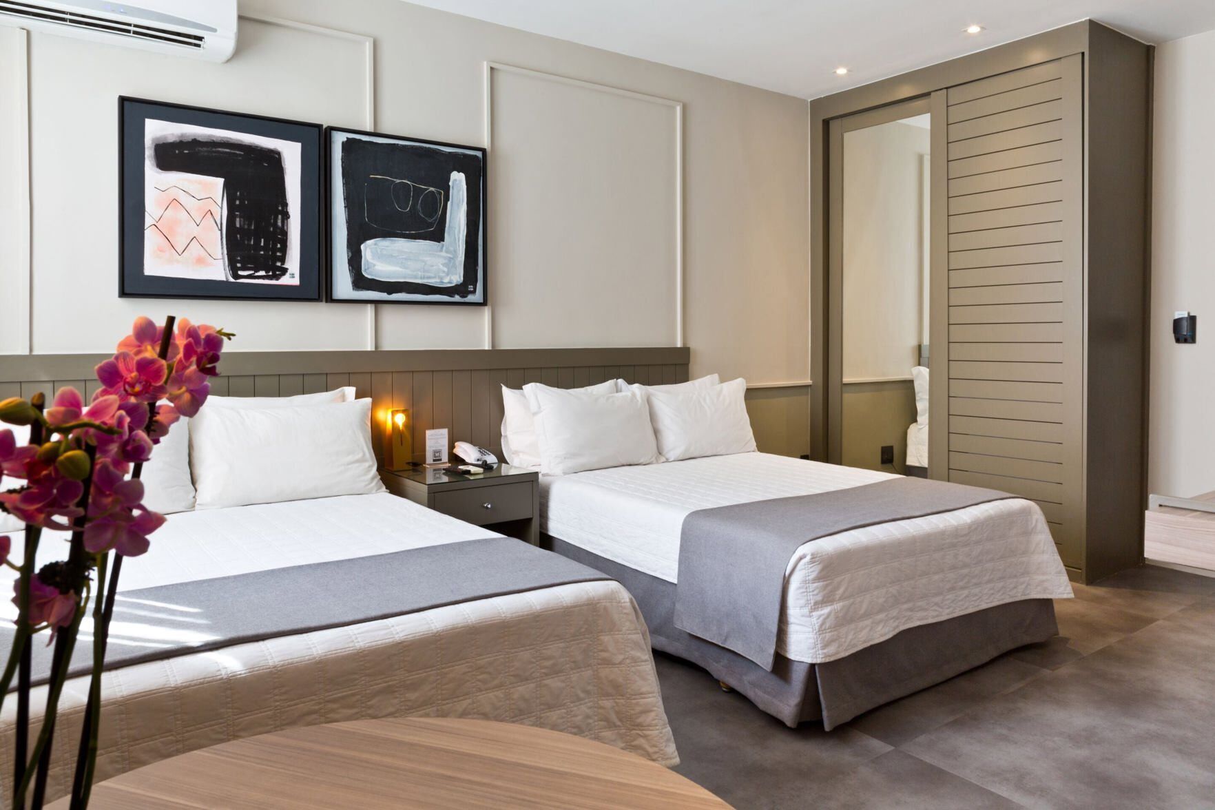 Minibar, caja de seguridad en la habitación y escritorio 