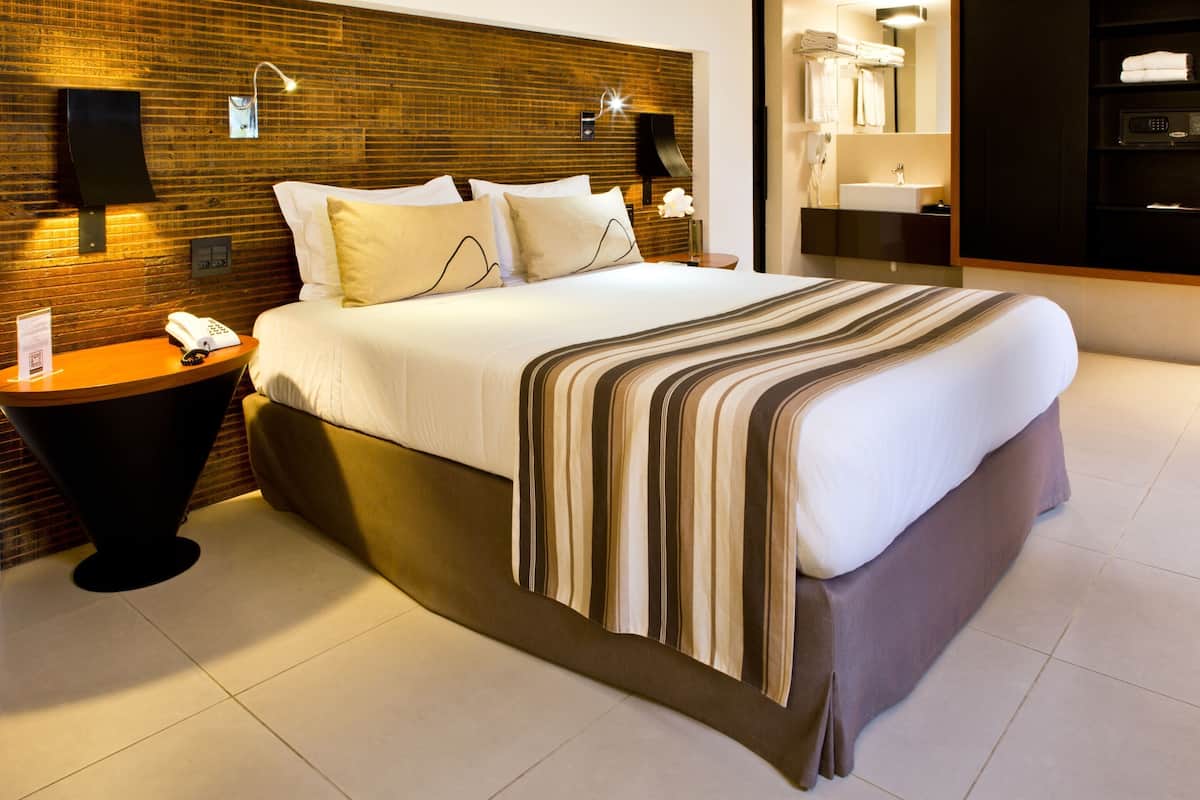 Minibar, caja de seguridad en la habitación y escritorio