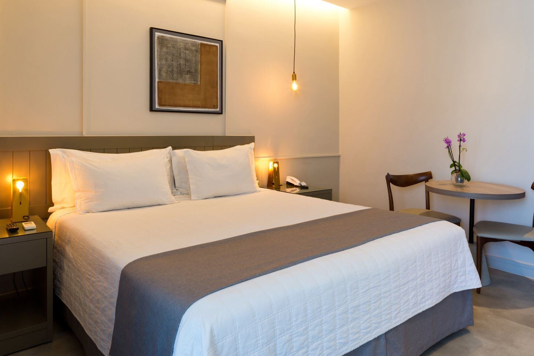 Minibar, caja de seguridad en la habitación y escritorio 