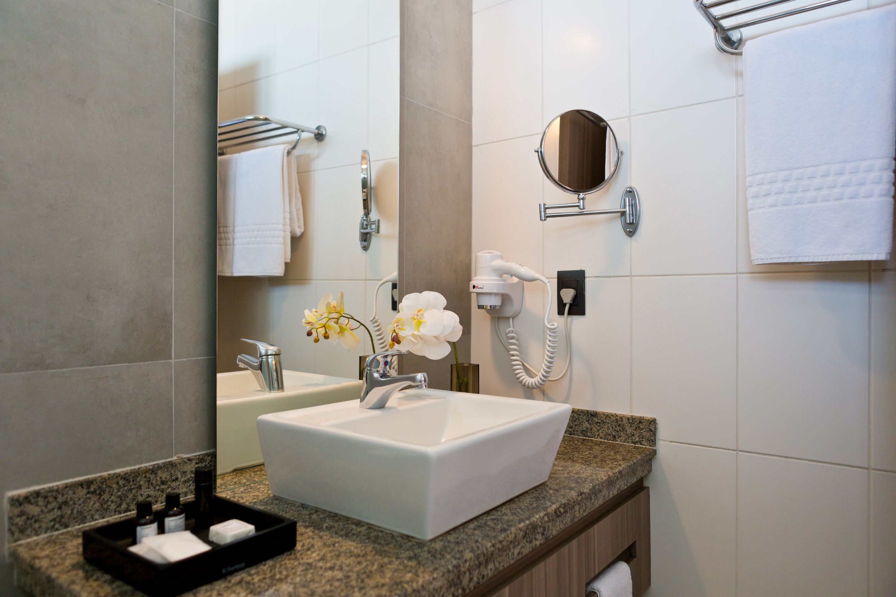 quarto superior balcony | bathroom sink