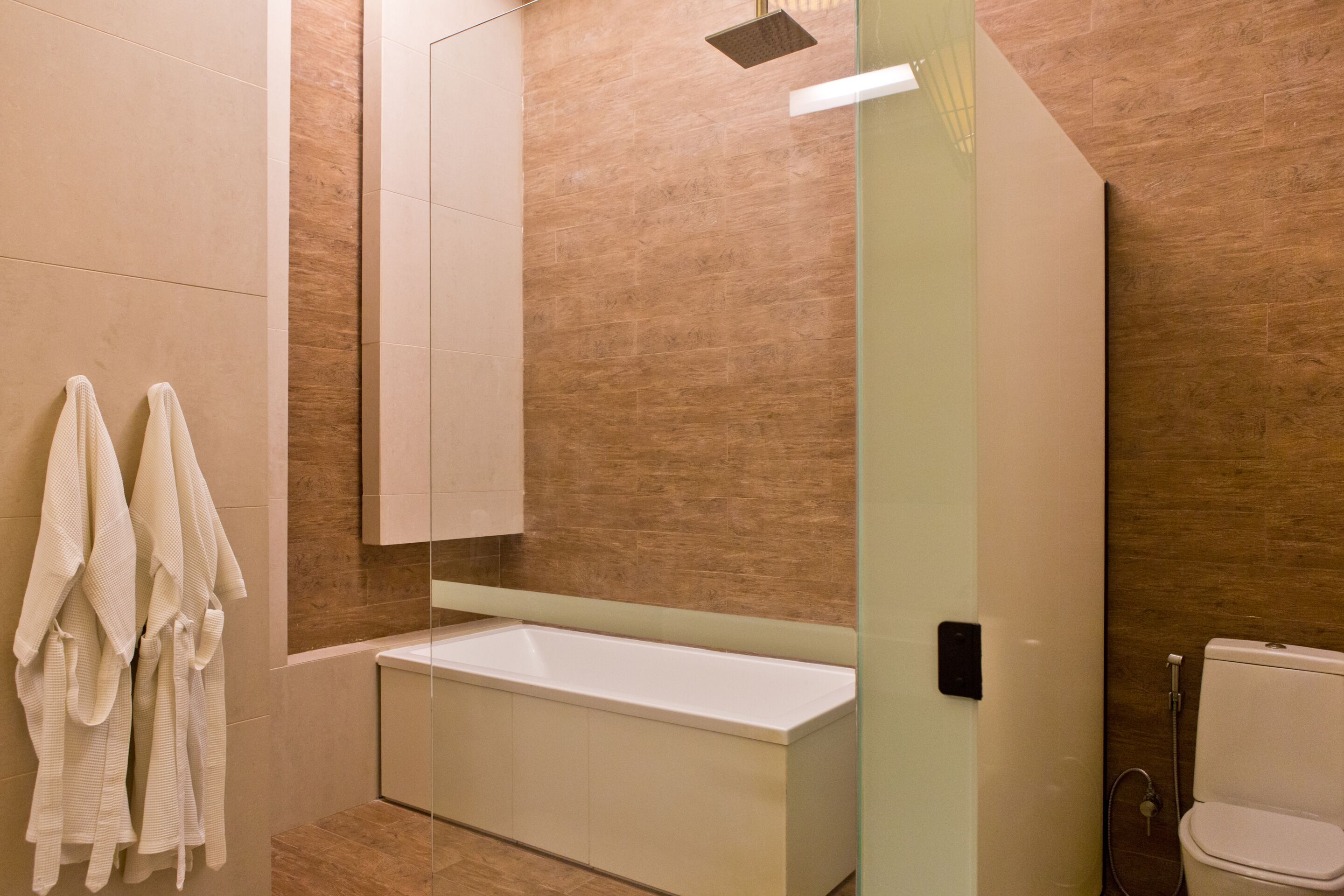 Un baño moderno con bañera, inodoro y cabina de ducha de vidrio.