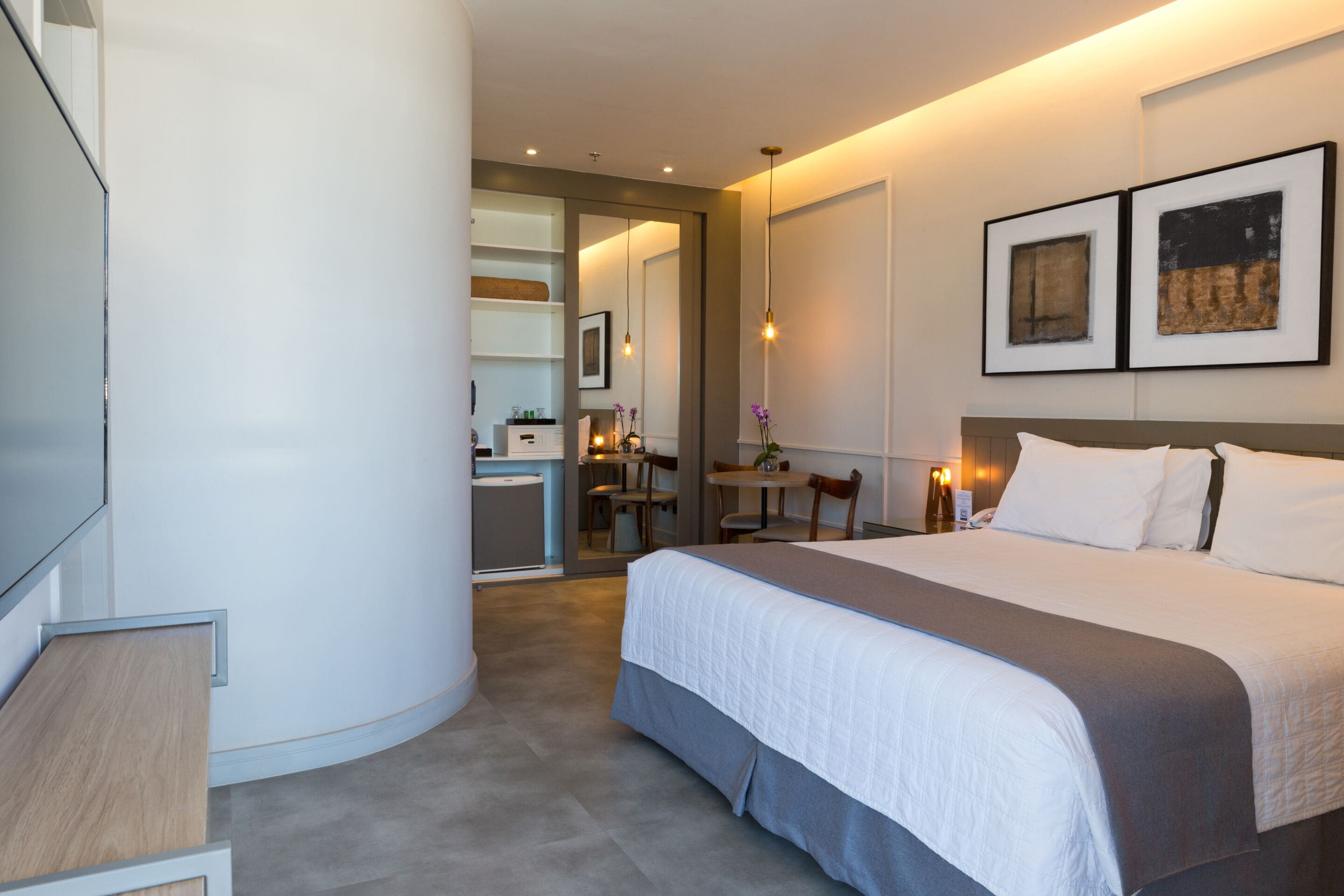 Quarto Superior Balcony | Frigobar, cofres nos quartos, escrivaninha, cortinas blackout