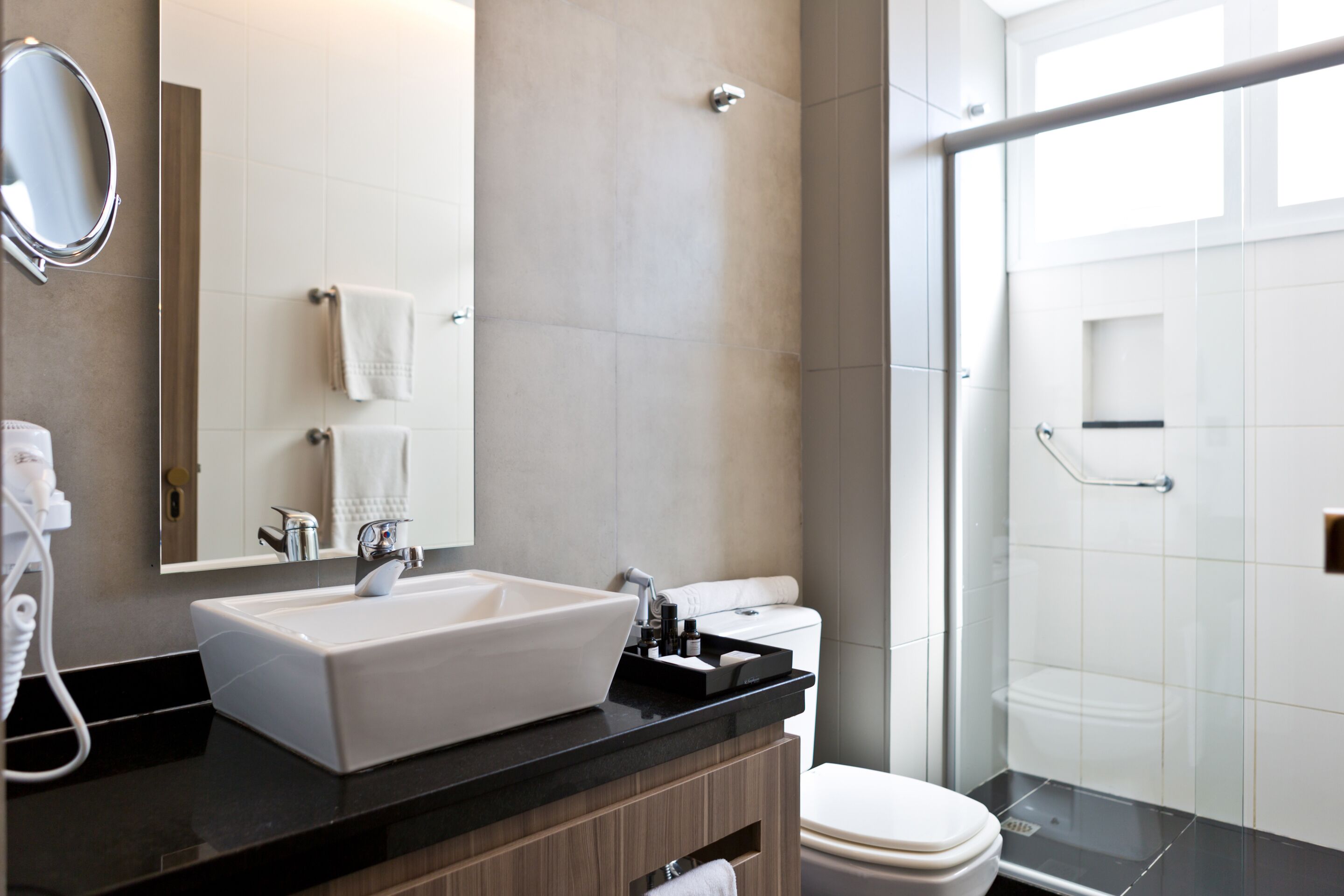 quarto superior | bathroom | shower, free toiletries, hair dryer, towels