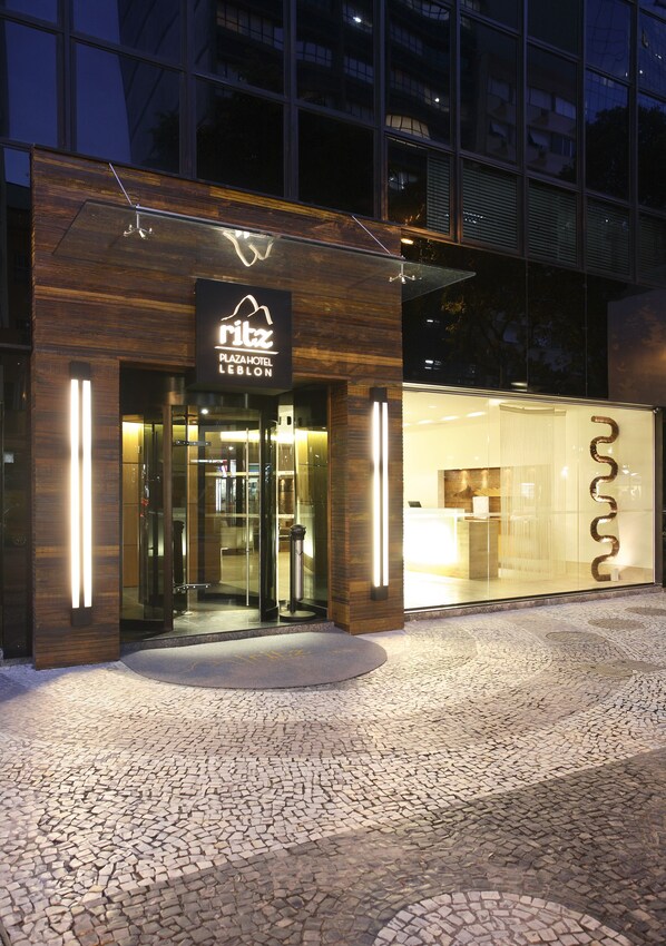 숙박 시설 정면 - 저녁/밤