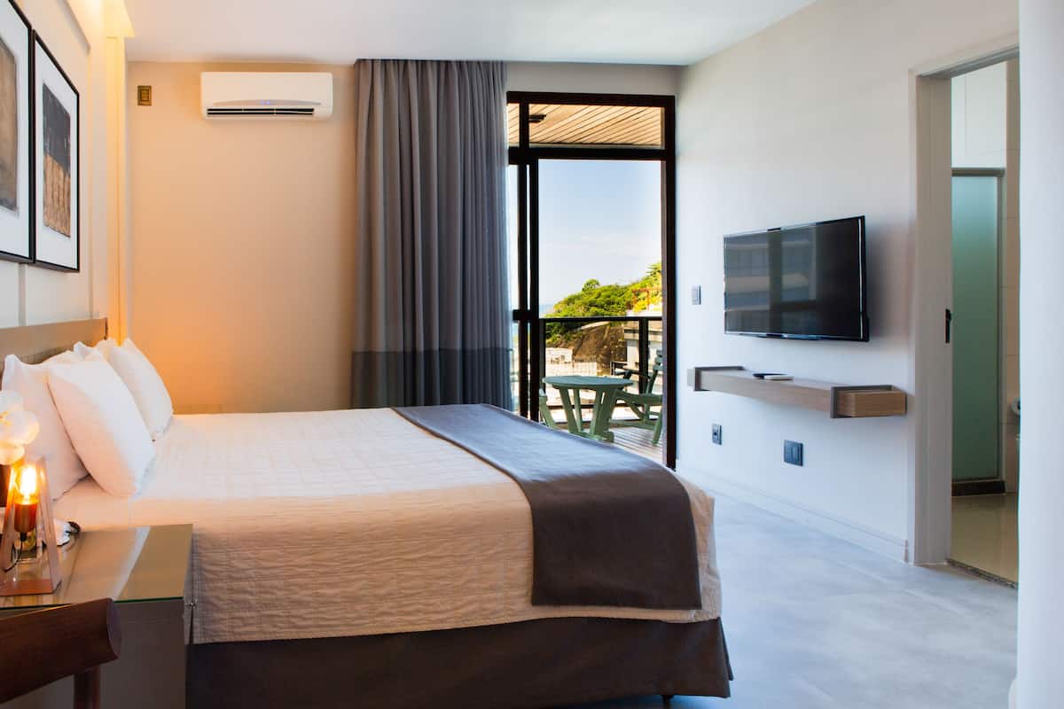 Quarto Superior Balcony | Een minibar, een kluis op de kamer, een bureau, verduisterende gordijnen