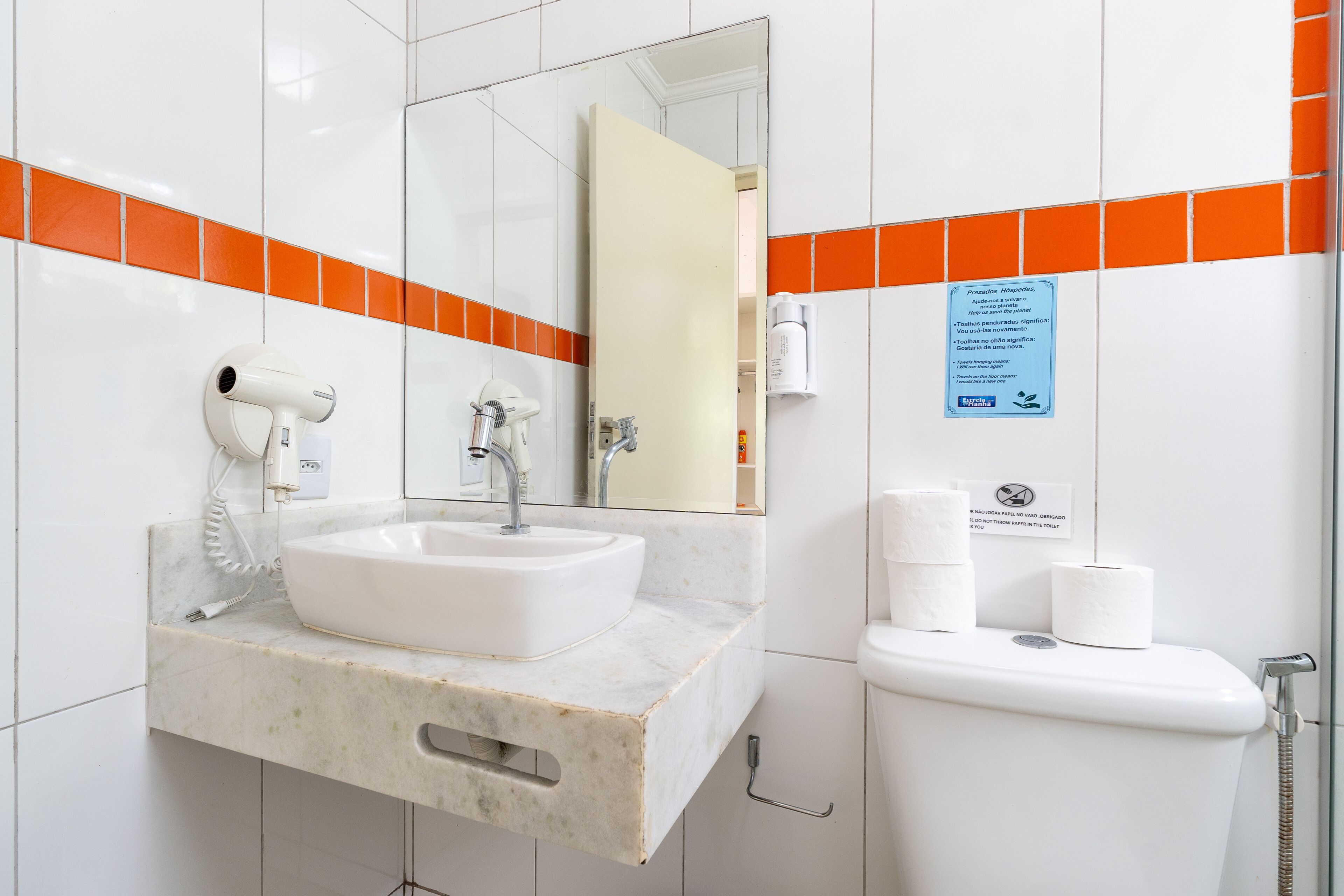 shower, rainfall showerhead, free toiletries, towels