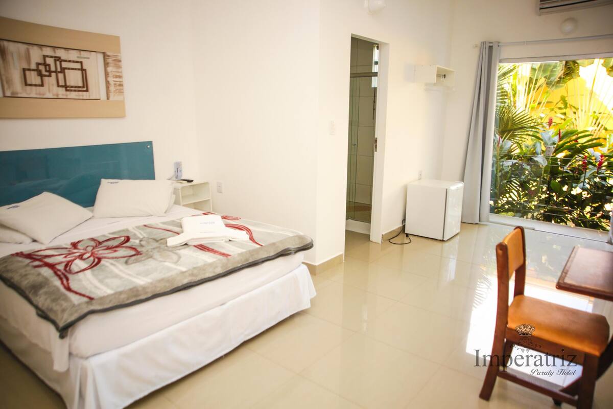 Minibar, wifi gratis y ropa de cama