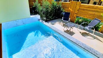 Rom – junior, privat basseng, 1. etasje | Minibar, wi-fi (inkludert) og sengetøy