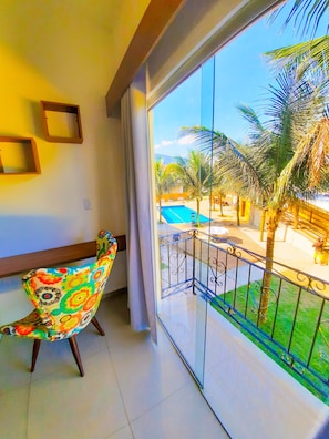 Quarto triplo luxo, vista para a piscina, no piso térreo | Frigobar, Wi-Fi de cortesia, roupa de cama