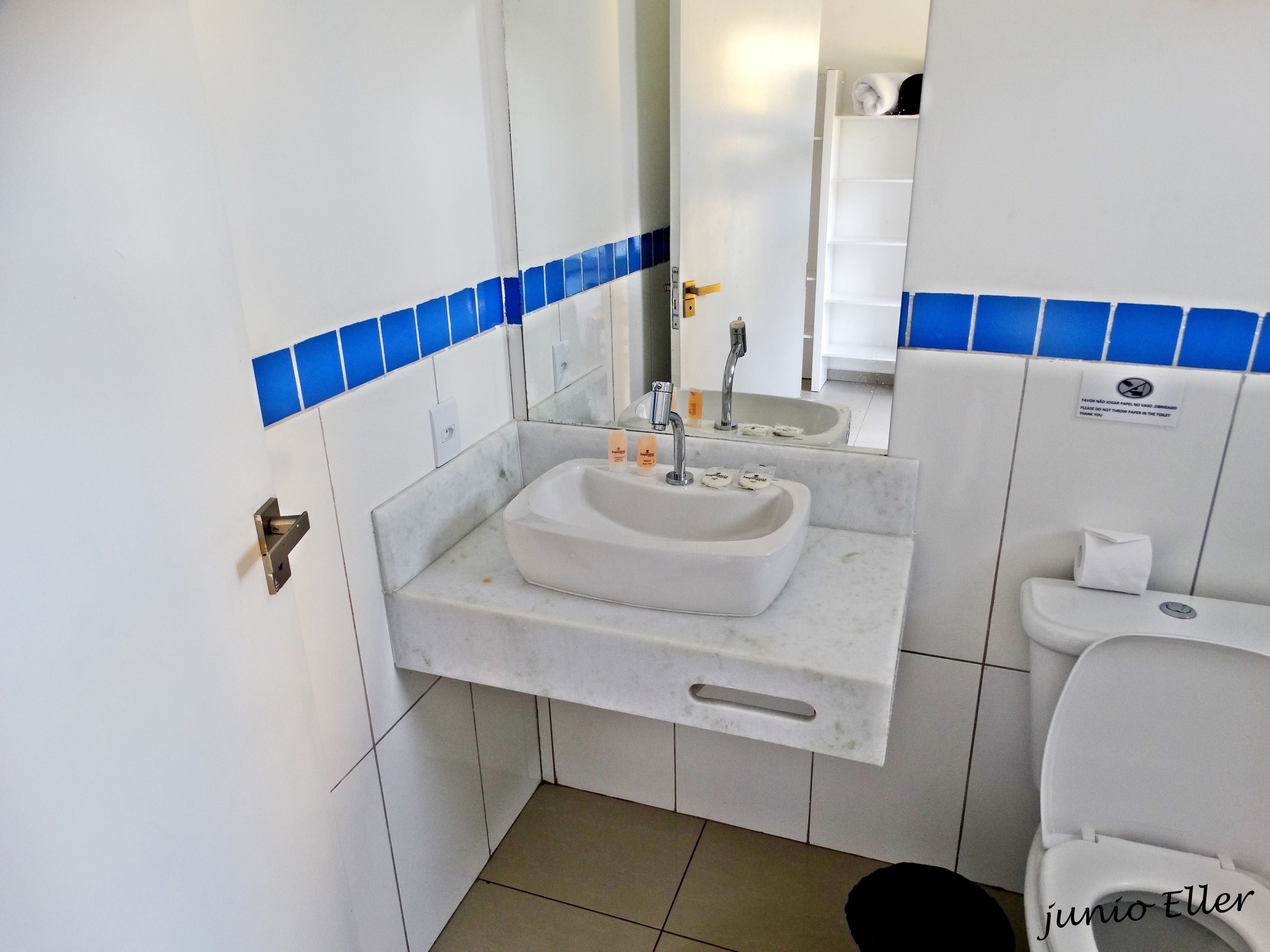 shower, rainfall showerhead, free toiletries, towels