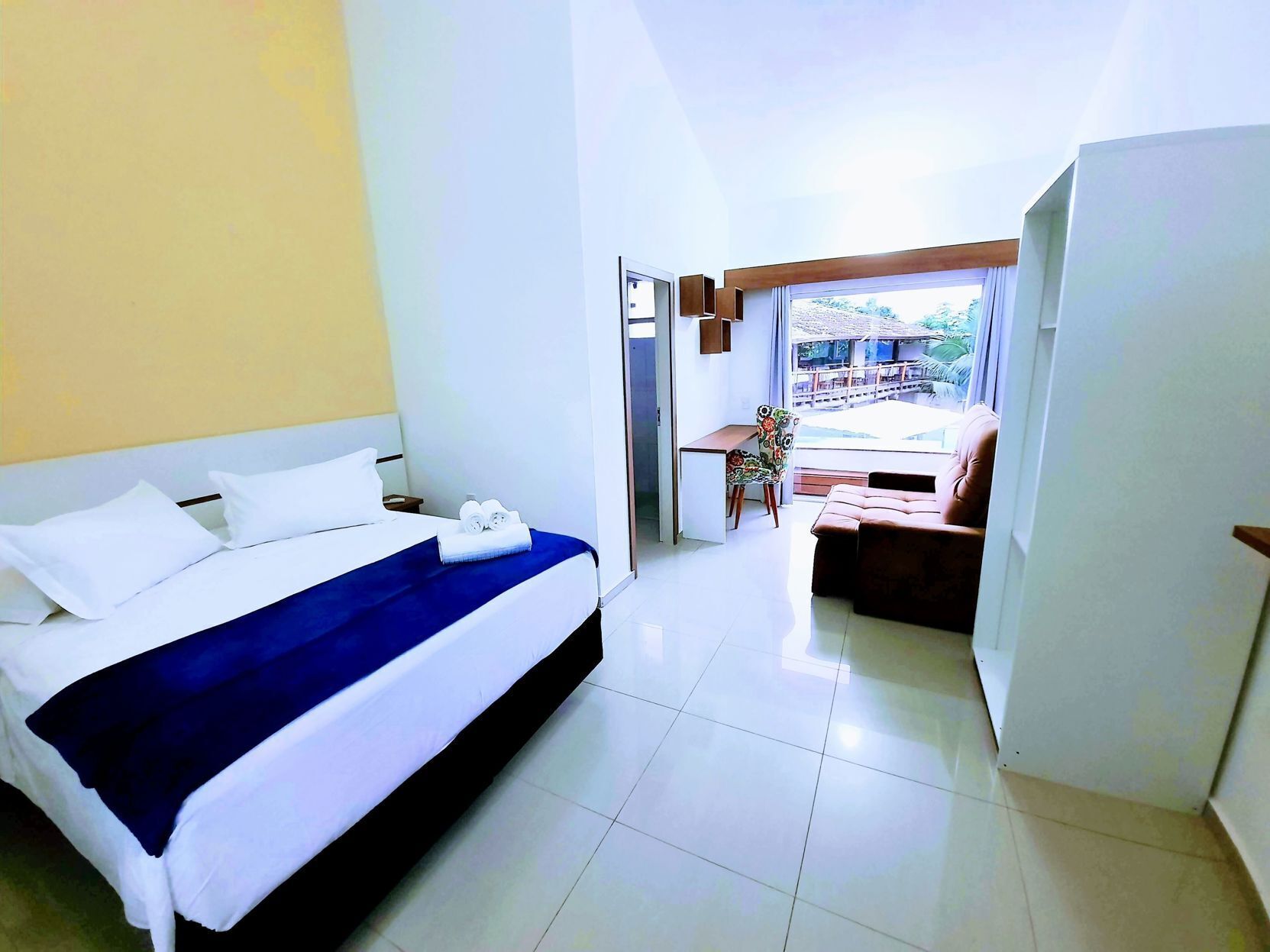 Minibar, wifi gratis y ropa de cama 