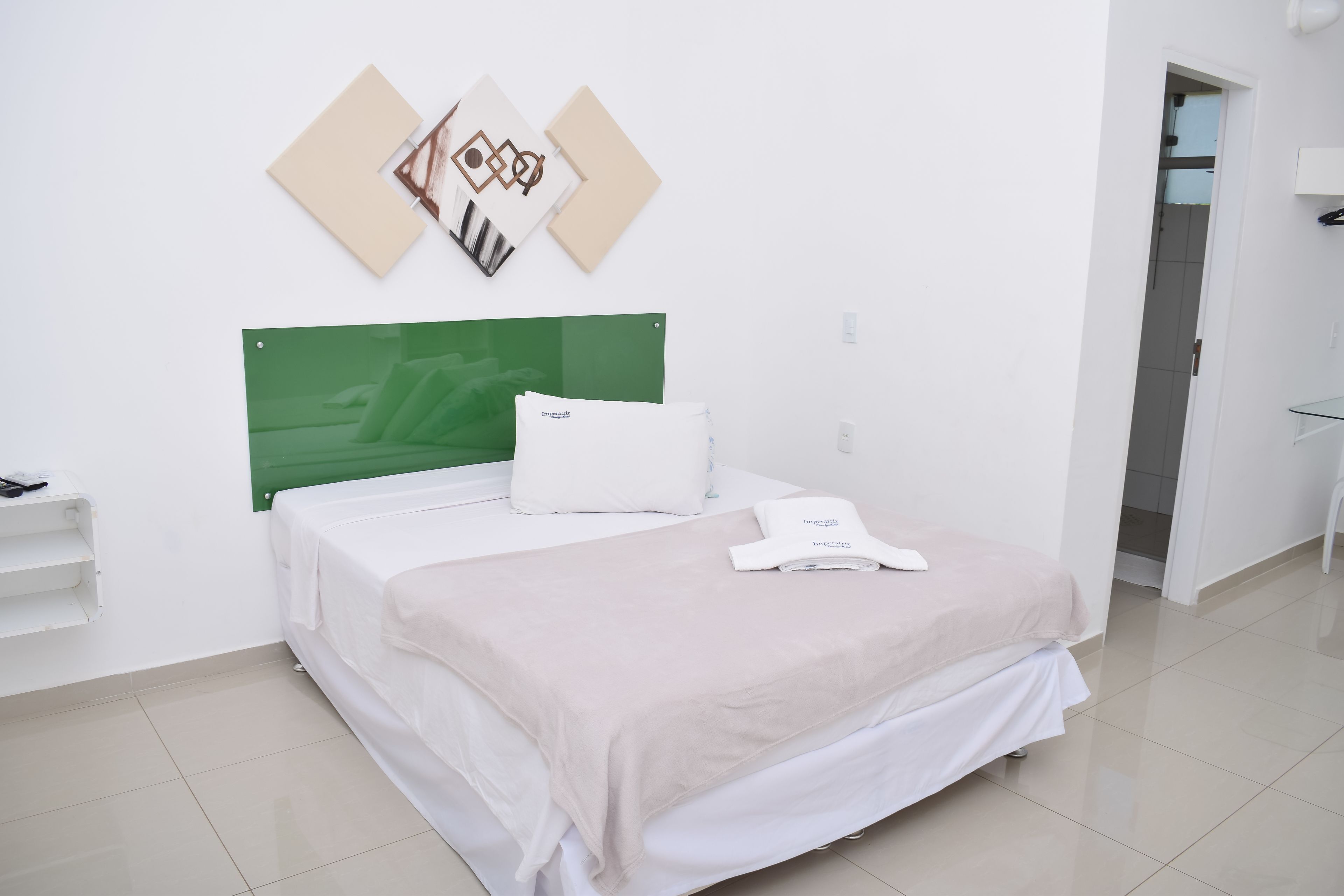 Minibar, wifi gratis y ropa de cama 