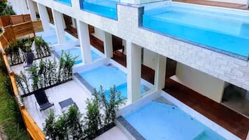 Quarto júnior, piscina particular, no piso térreo | Frigobar, Wi-Fi de cortesia, roupa de cama