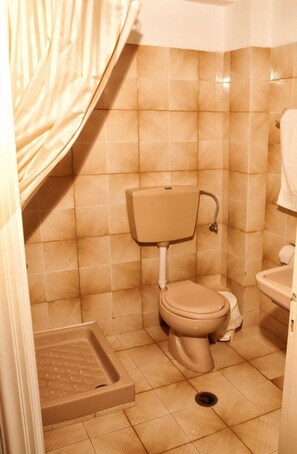 Bathroom - Veroniki Studios & Apartments (Corfu)