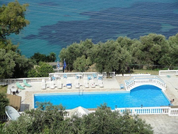 Seasonal outdoor pool, pool loungers - Veroniki Studios & Apartments (Corfu)