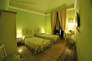 Premium bedding, minibar, desk, laptop workspace - Al Duomo inn B&B (Catania)