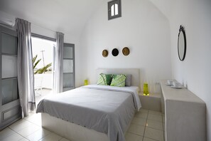 Minibar, in-room safe, free cribs/infant beds, free rollaway beds - Fenix Collection (Santorini)